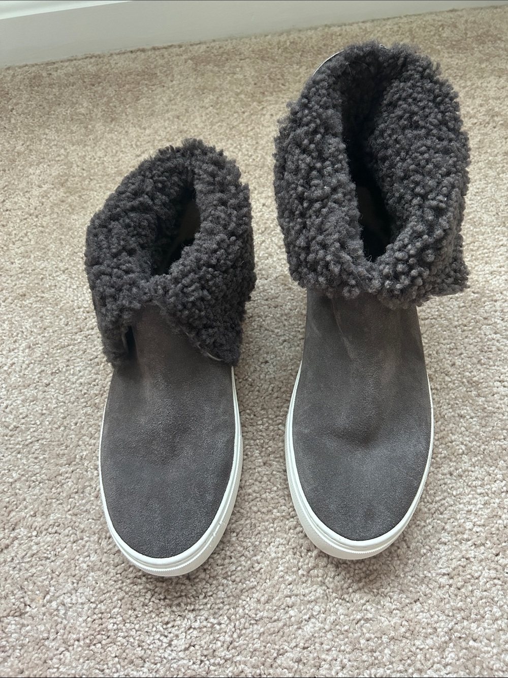 Ugg Lynus boots